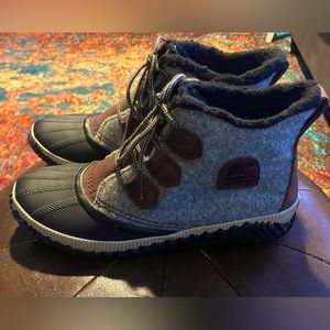 Sorel size 10 redwood, grey and black